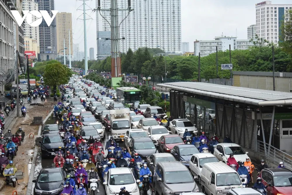 Xe buýt nhanh BRT Hà Nội "bò" trên làn đường ưu tiên ảnh 5