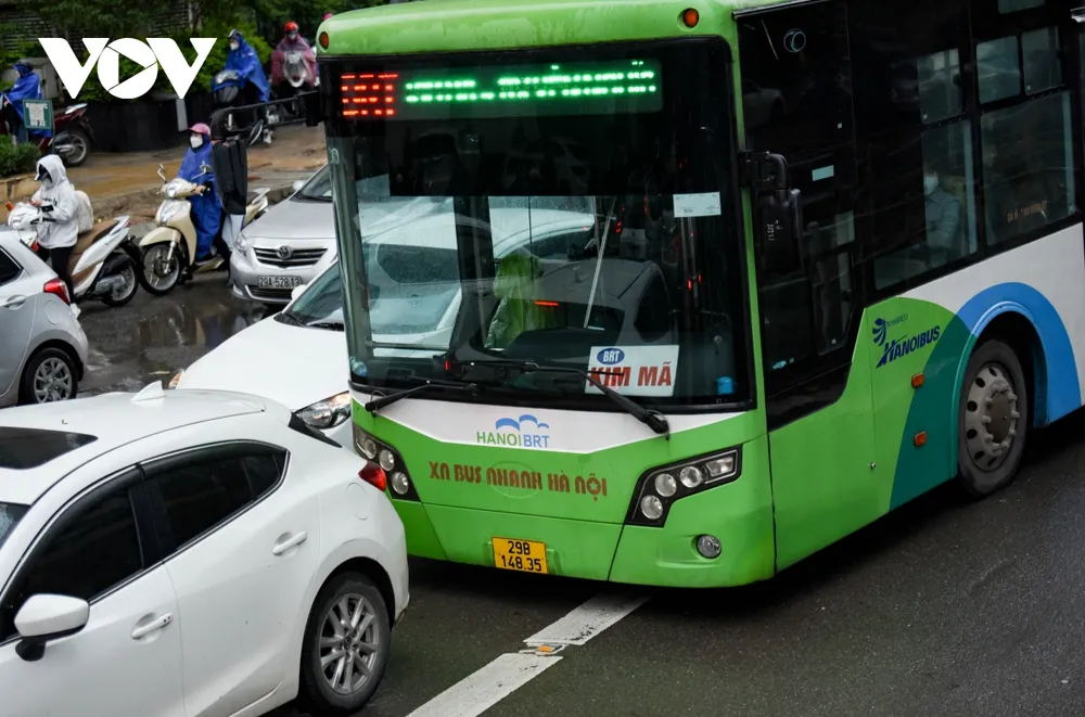 Xe buýt nhanh BRT Hà Nội "bò" trên làn đường ưu tiên ảnh 2