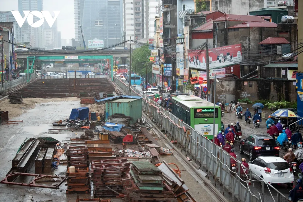 Xe buýt nhanh BRT Hà Nội "bò" trên làn đường ưu tiên ảnh 13