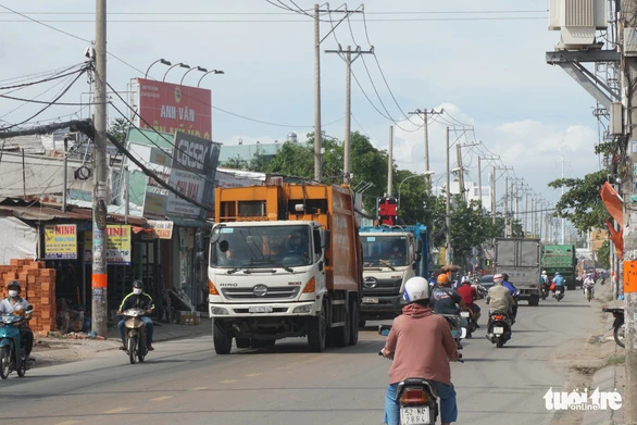 Quốc lộ 50 hiện hữu có mặt đường hẹp, dễ xảy ra ùn tắc và tai nạn giao thông - Ảnh: ĐỨC PHÚ