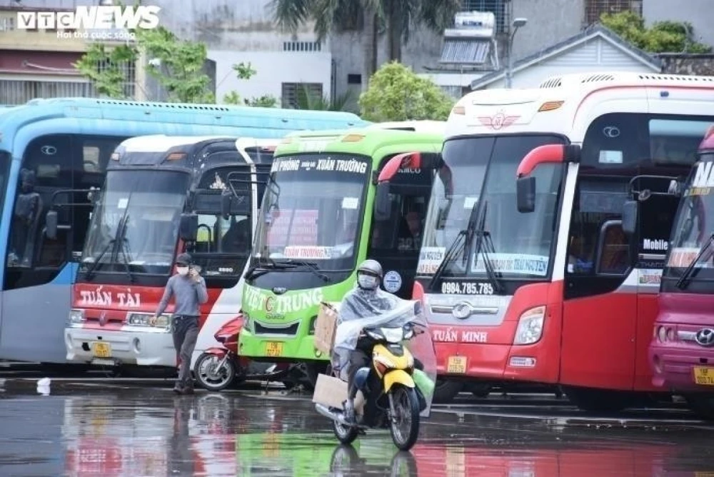 Doanh nghiệp vận tải khốn đốn vì giá xăng dầu cao kỷ lục. (Ảnh: Minh Khang).