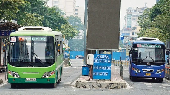 Xe buýt chật vật tìm cách tồn tại