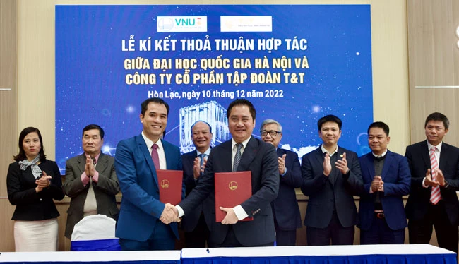 Ông Mai Xuân Sơn, Tổng Giám đốc Tập đoàn T&T Group (bên phải) và PGS.TS Phạm Bảo Sơn, Phó Giám đốc ĐHQGHN trao thỏa thuận hợp tác trong lĩnh vực y tế