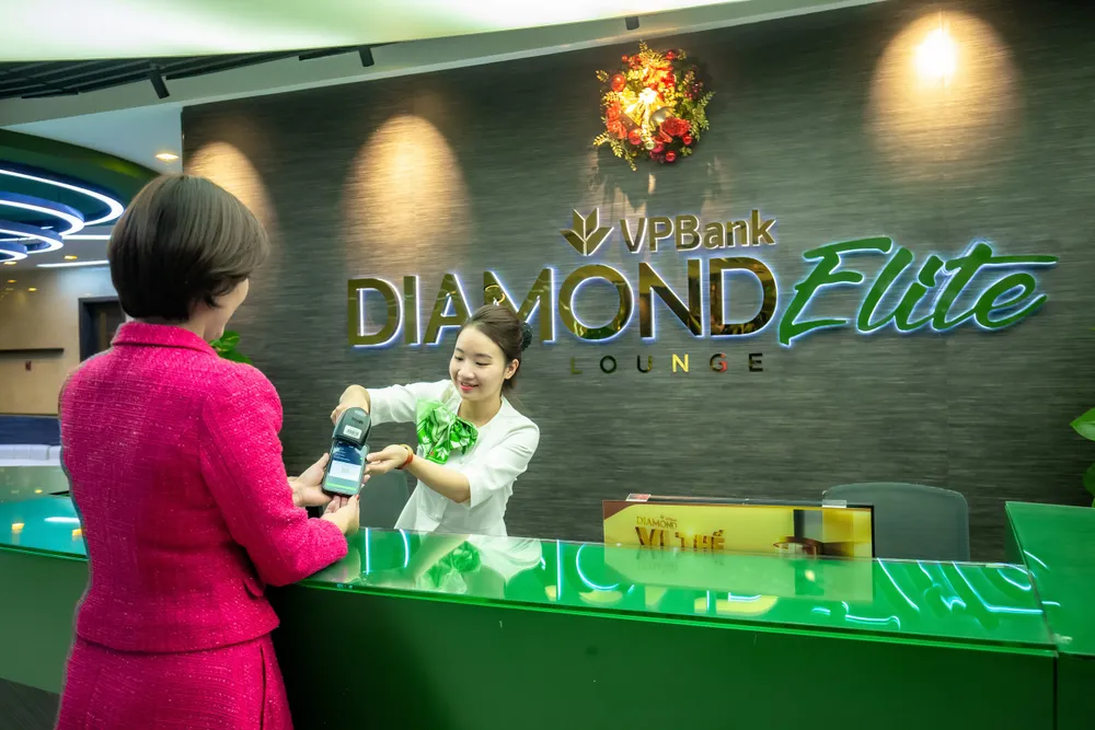 Khách hàng có thể quét mã QR tại màn hình Thông tin cá nhân trên ứng dụng VPBank Neo để làm thủ tục check in. Khách hàng có thể quét mã QR tại màn hình Thông tin cá nhân trên ứng dụng VPBank Neo để làm thủ tục check in.