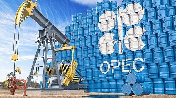 Các nước OPEC+ đồng loạt cắt giảm nguồn cung dầu thô.