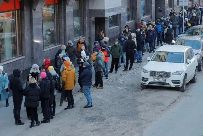 Người dân Nga từng lo lắng xếp hàng dài rút tiền ở các cây ATM hồi tháng 2/2022. Ảnh: Reuters Người dân Nga từng lo lắng xếp hàng dài rút tiền ở các cây ATM hồi tháng 2/2022. Ảnh: Reuters