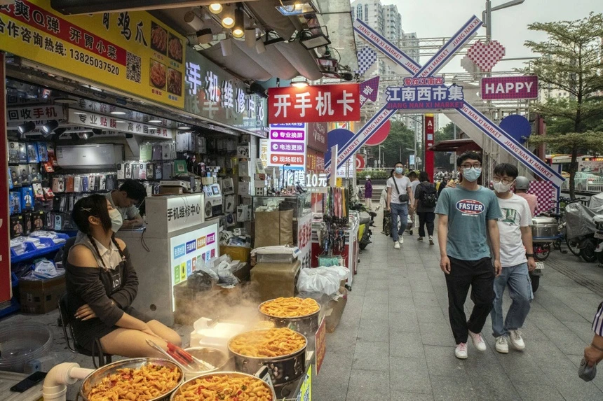 Các quầy hàng rong đang là cứu cánh cho những người thất nghiệp ở Trung Quốc. (Ảnh: Bloomberg)