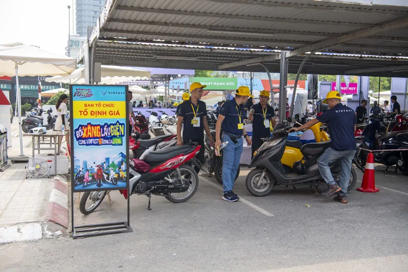 Những chiếc xe máy xăng được người dân mang tới thẩm định phủ kín bãi xe ở Hà Nội. A3.jpg