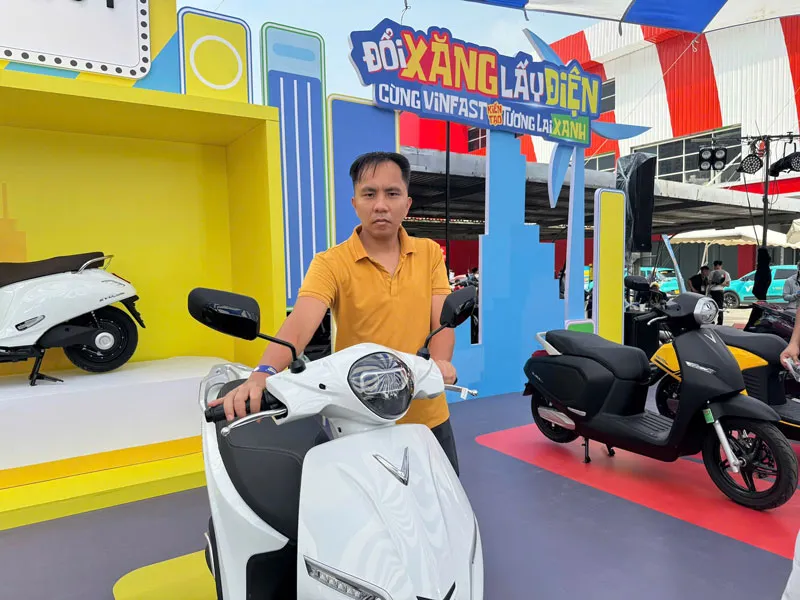Anh Phùng Lê Đạt (Hà Nội) cho biết sẽ đổi xe xăng sang Feliz Neo sau khi trải nghiệm. A6.jpg