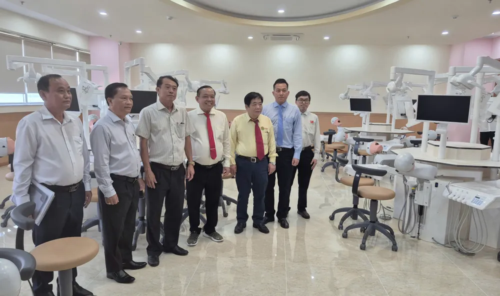 Đoàn công tác tham quan Viện Khoa học sức khỏe