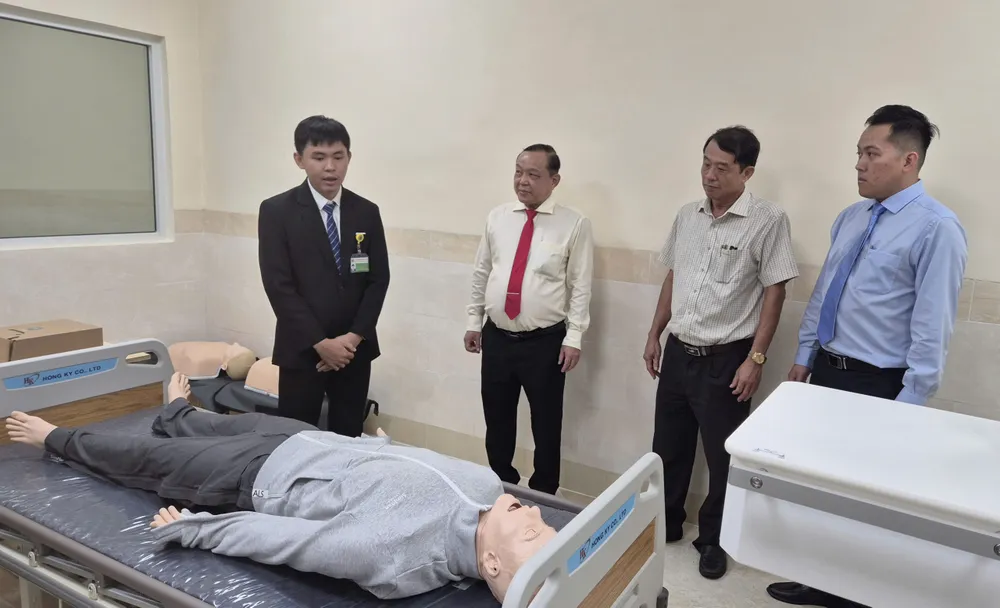 Phó Chủ tịch UBND TP Cần Thơ Nguyễn Văn Khởi (thứ 2 từ bên phải) tại phòng đào tạo chuyên sâu của Viện Khoa học sức khỏe IMG_7903.jpeg