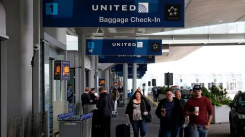 United Airlines bồi thường cho bác sĩ gốc Việt ảnh 1 United Airlines bồi thường cho bác sĩ gốc Việt - ảnh 1