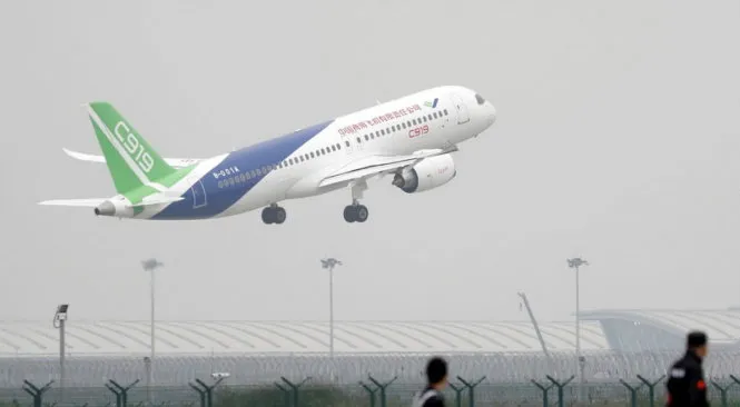 Chiếc C919 của Trung Quốc cất cánh chiều 5-5 - Ảnh: REUTERS Chiếc C919 của Trung Quốc cất cánh chiều 5-5 - Ảnh: REUTERS