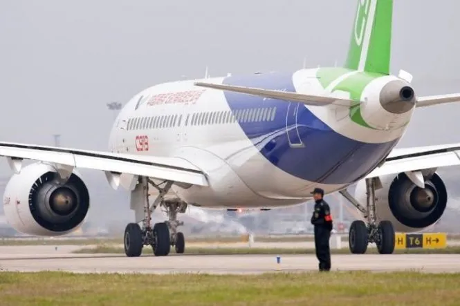 Chiếc C919 trước giờ cất cánh - Ảnh: REUTERS Chiếc C919 trước giờ cất cánh - Ảnh: REUTERS