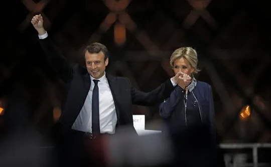 Ông Macron và vợ Brigitte Trogneux mừng chiến thắng tại Paris hôm 7-5. Ảnh: Reuters