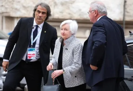 G7 ngại ông Trump, né bàn luận thương mại ảnh 2 Chủ tịch Quỹ Dự trữ liên bang Mỹ Janet Yellen (giữa) đến TP Bari (Ý) ngày 11-5 để tham dự ội nghị G7. Ảnh: REUTERS