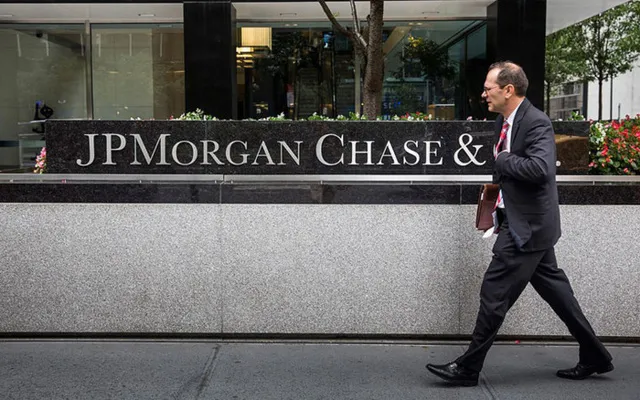 Điểm danh các ngân hàng có giá trị tài sản lớn nhất thế giới ảnh 6 JPMorgan Chase là ngân hàng đa quốc gia đầu tiên của Mỹ có mặt trong danh sách xếp hạng các ngân hàng lớn nhất thế giới dựa trên giá trị tài sản. Mặc dù chỉ đứng thứ 6, nhưng JPMorgan Chase lại là ngân hàng lớn nhất xứ cờ hoa, với tổng giá trị tài sản 2.450 tỉ USD.
