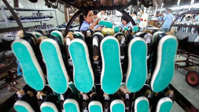 A shoe factory in Hanoi: Vietnam's apparel industry is fretting over rising costs. © Reuters