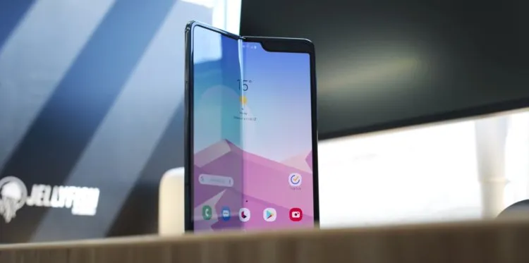 YouTube/MKBHD 8. A few days later, Samsung officially delayed the Galaxy Fold. A new release date was expected in the following weeks, but it never came.