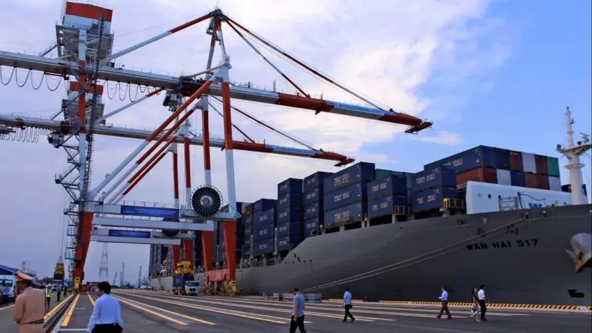 Lach Huyen port in northern Vietnam: Chinese exports to the country grew 16.7% for the year. (Photo by Atsushi Tomiyama)