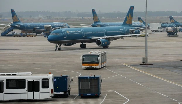 Tan Son Nhat airport is overcrowding, but it is not easy to invest due to many problems.