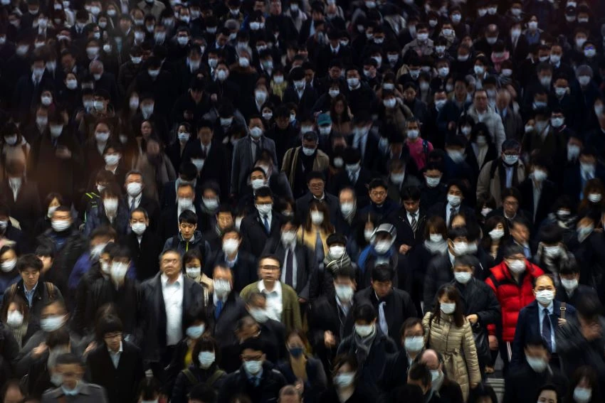 Commuters pass through a crowded Shinagawa Station, one of Tokyo's largest train stations. © Reuters