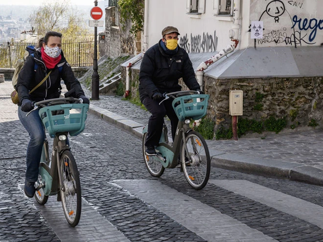 Người dân tại thủ đô Paris, Pháp đeo khẩu trang khi ra đường