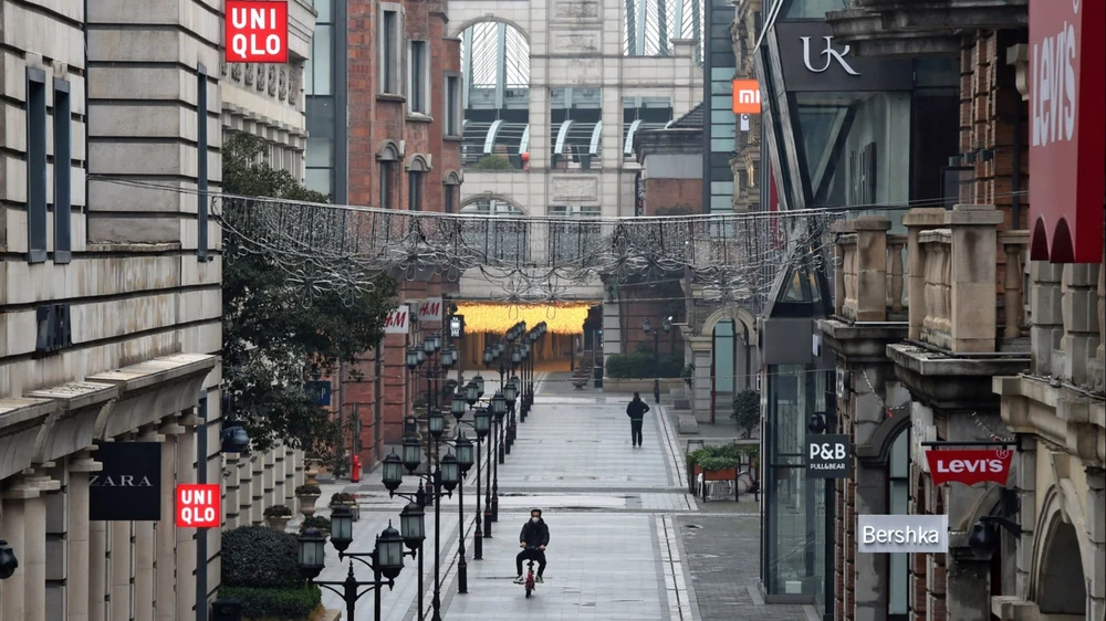 An eerily quiet shopping boulevard in Wuhan © Reuters