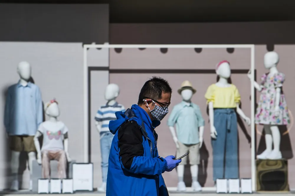 Một người mang khẩu trang trên phố Stockholm, Thụy Điển, hôm 2/4. Ảnh:AFP. Chien luoc chong dich 'khac nguoi' cua Thuy Dien sap het? hinh anh 2 acc62c4179611deb9e4df6f60125f3c5be77e9af77551088744b02c73465bd07.jpg