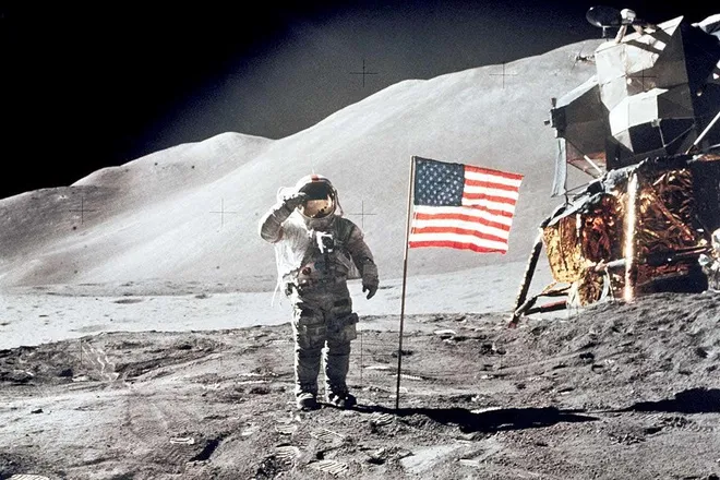 TT Trump ‘bat den xanh’ cho My khai thac tai nguyen ngoai vu tru hinh anh 1 NASA_moon.jpg