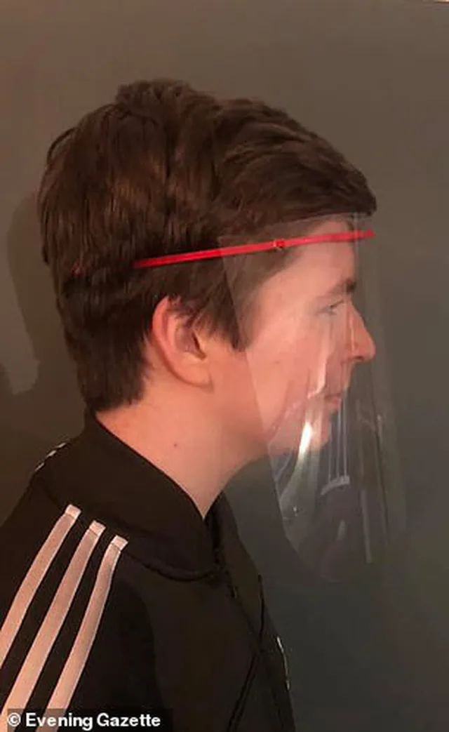 Tuổi trẻ tài cao: Thiếu niên 15 tuổi biến phòng ngủ thành nhà máy sản xuất mũ bảo hộ cho các y bác sĩ đang chống dịch Covid-19 - Ảnh 3. Tuổi trẻ tài cao: Thiếu niên 15 tuổi biến phòng ngủ thành nhà máy sản xuất mũ bảo hộ cho các y bác sĩ đang chống dịch Covid-19 - Ảnh 3.