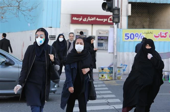 Người dân đeo khẩu trang phòng lây nhiễm COVID-19 tại Tehran, Iran. Ảnh: AFP/TTXVN