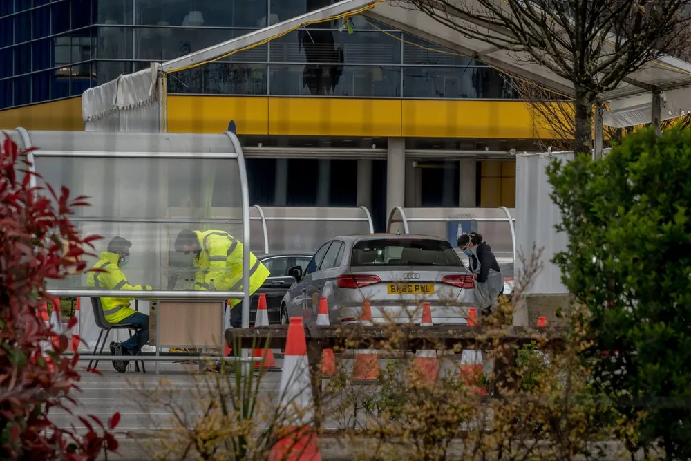 Một trạm xét nghiệm “lái xe qua” ở London. Ảnh:New York Times. Anh bo 20 trieu USD mua xet nghiem tu TQ, nhung khong dung duoc hinh anh 1 merlin_171222396_4f5508a3_e413_4644_b077_347e187c9116_superJumbo_NYT.jpg