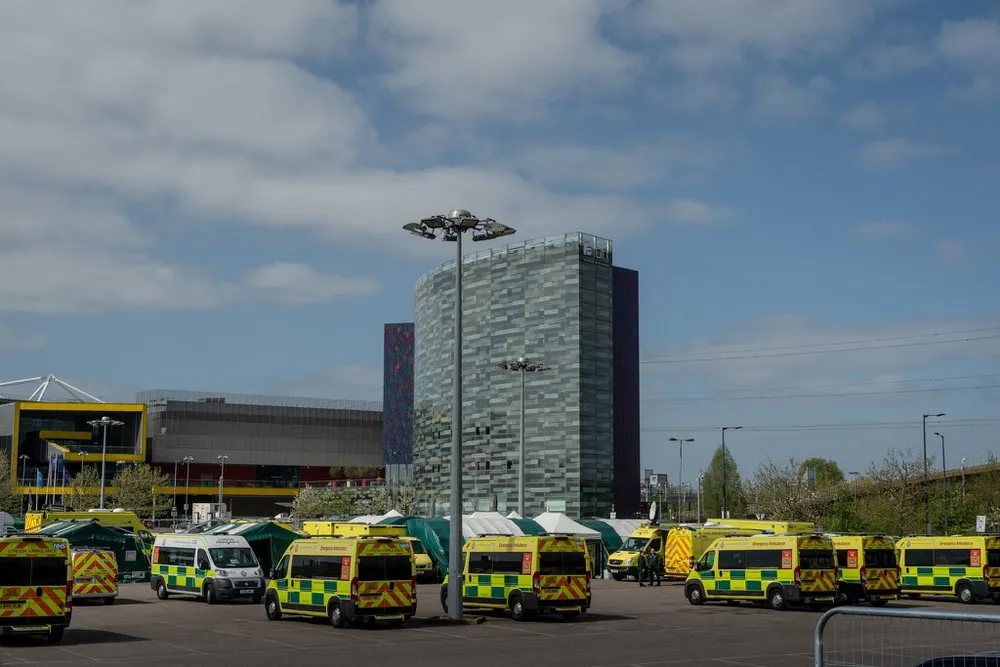 Xe cứu thương bên ngoài Bệnh viện Nightingale ở London. Ảnh:New York Times. Anh bo 20 trieu USD mua xet nghiem tu TQ, nhung khong dung duoc hinh anh 4 merlin_171557907_b22e5449_8e14_4103_8571_6eb3e76f8c62_superJumbo_NYT.jpg