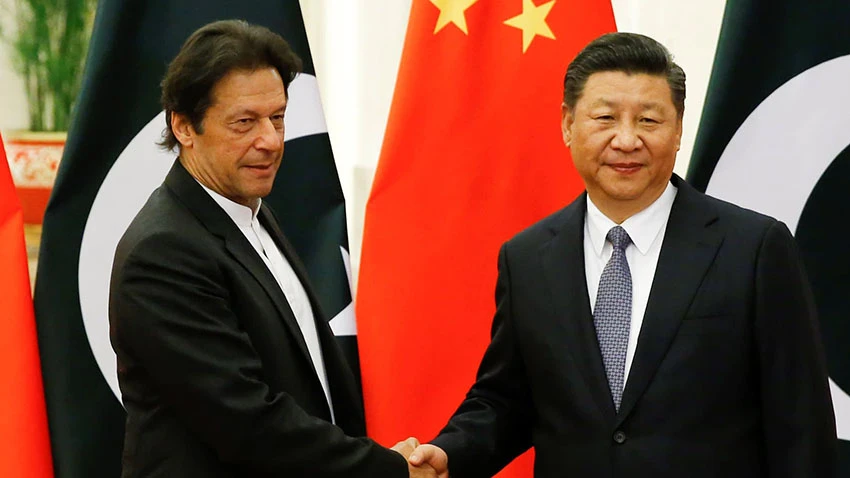 Chinese President Xi Jinping, right, greets Pakistani Prime Minister Imran Khan in Beijing, in November 2018. Khan must balance ties with Beijing and acting to protect public health in Pakistan. © Reuters