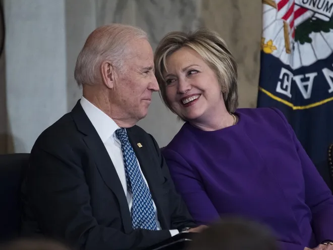 Cựu phó tổng thống Mỹ Joe Biden và cựu ngoại trưởng Hillary Clinton. Ảnh:Getty. Ba Hillary ung ho ong Biden, doi tranh cu cua Tong thong Trump hoan hi hinh anh 1 Biden_1.jpg