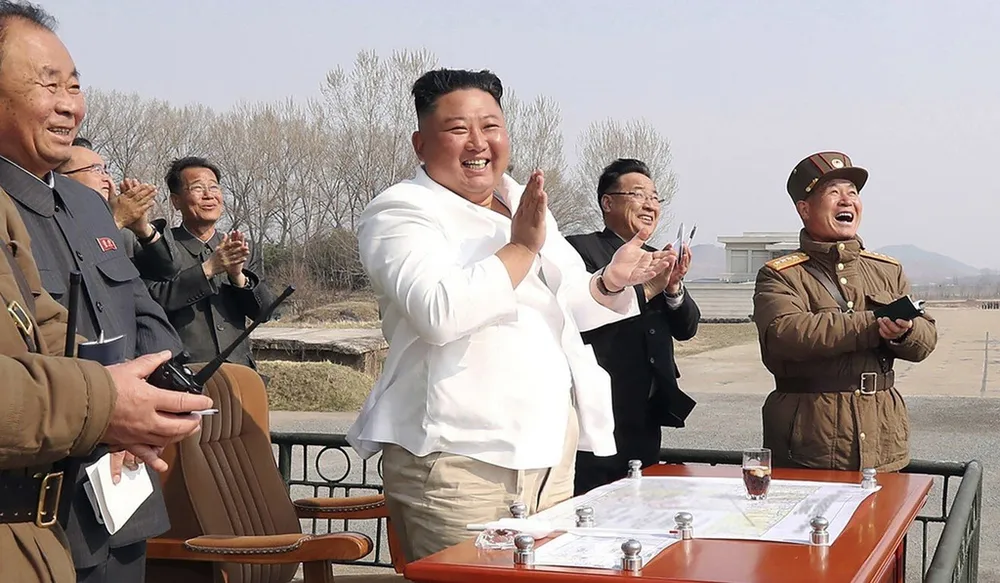 Một bức ảnh tư liệu không ghi ngày do chính phủ Triều Tiên công bố hôm 12/4 cho thấy ông Kim Jong Un đang thị sát một đơn vị phòng không. Ảnh:KCNA. Nha lanh dao Trieu Tien Kim Jong Un bat ngo xuat hien hinh anh 2 kim_jong_un_2_.jpg