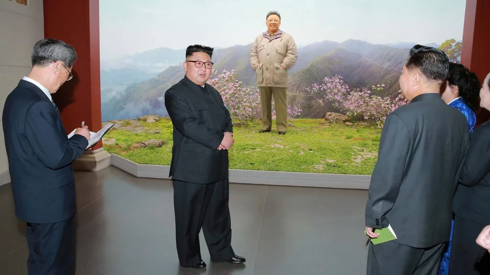 Gia đình ông Kim được cho là có vấn đề về tim mạch. Ảnh:KCNA. Nha lanh dao Trieu Tien Kim Jong Un bat ngo xuat hien hinh anh 3 KJU_5.jpg