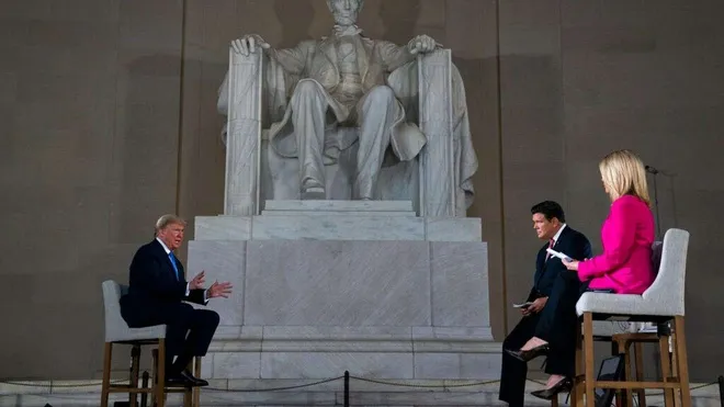 Buổi trả lời cử tri trực tuyến của Tổng thống Trump trên đài truyền hìnhFox Newsđược quay tạiĐài tưởng niệm cố tổng thống Abraham Lincoln (Lincoln Memorial), ở thủ đô Washington D.C. Ảnh:AP. TT Trump: Bo thoa thuan thuong mai neu TQ khong giu loi hua hinh anh 1 Trump_2.jpg