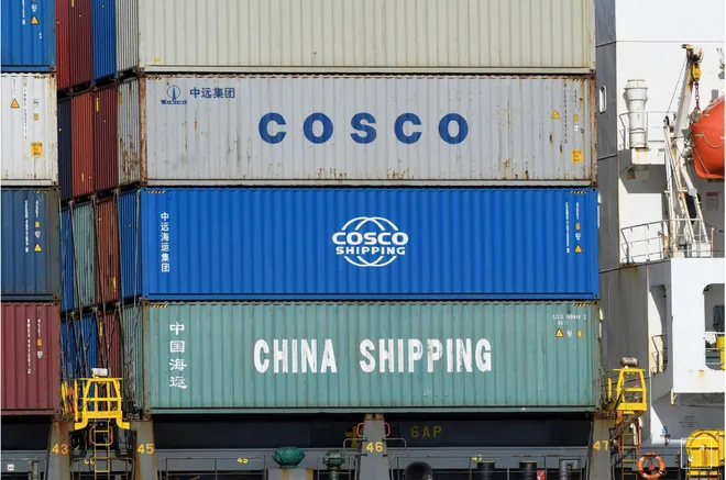 Các container chở hàng hóa từ Trung Quốc rời cảng Hamburg, Đức hôm 11/3. Ảnh:Reuters. Vi sao My quyet rut chuoi san xuat va cung ung ra khoi Trung Quoc hinh anh 1 Screenshot_10.png