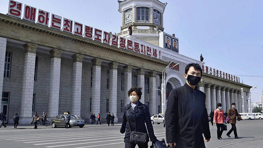 Công dân Triều Tiên đeo khẩu trang trước nhà ga Bình Nhưỡng vào ngày 1 tháng 4. © Kyodo