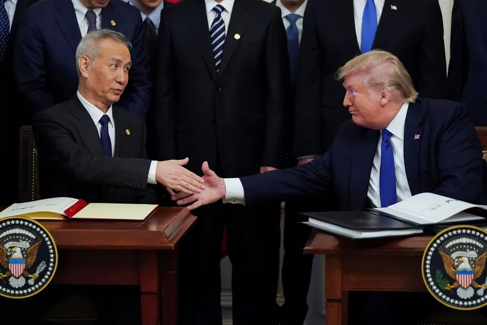 Thỏa thuận thương mại giai đoạn 1 giữa Mỹ và Trung Quốc đứng trước nguy cơ vì căng thẳng song phương tiếp tục gia tăng. Ảnh:Reuters. Khi dai dich tro thanh 'giot nuoc tran ly' cho cuoc doi dau My - Trung hinh anh 3 Hiep_dinh_thuong_mai_1.jpg