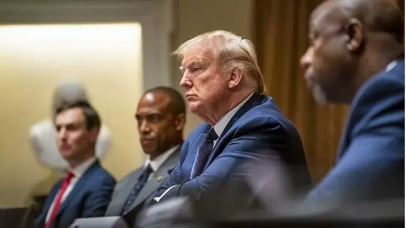 Tổng thống Trump nói đang uống thuốc trị sốt rét để ngừa COVID-19 ảnh 1 Ông Trump nói đang uống thuốc trị sốt rét để ngừa COVID-19 - ảnh 1