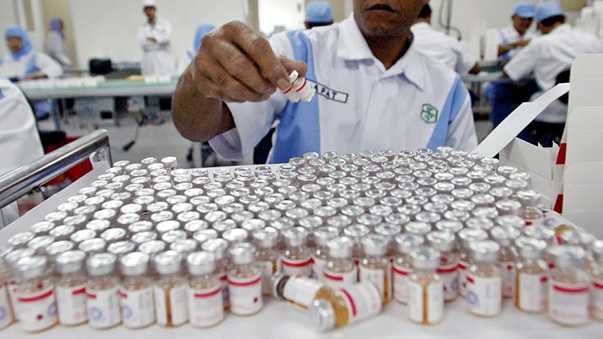 A worker packs polio vaccine vials in Bio Farma's factory: the company is the largest vaccine manufacturer in Southeast Asia. © Reuters