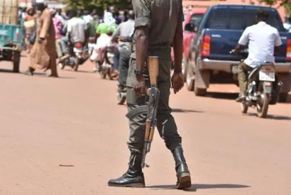 Tình trạng bạo lực đã khiến hàng trăm nghìn người bỏ nhà ra đi ở Burkina Faso. Ảnh:BBC. Tay sung di moto ban chet 30 nguoi trong cho gia suc dong duc hinh anh 1 xa_sung.jpg