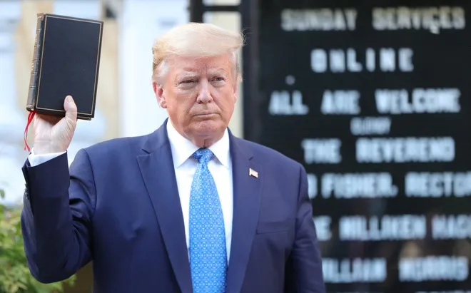 TT Trump giơ cuốn kinh thánh khi đứng trước nhà thờ St. John ở gần Nhà Trắng. Đây được coi là "nhà thờ của các tổng thống" nơi các ông chủ Nhà Trắng thường tới dự lễ. Ảnh:Reuters. TT Trump de doa dung quan doi de ‘ap dao’ nguoi bieu tinh hinh anh 1 2020_06_01T231704Z_1995987866_RC2N0H9RZHT9_RTRMADP_3_MINNEAPOLIS_POLICE_PROTESTS_WASHINGTON.JPG