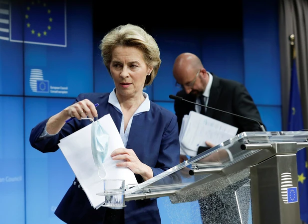 Chủ tịch Ủy ban Châu Âu Ursula Von Der Leyen và Chủ tịch Hội đồng Châu Âu Charles Michel vào cuối cuộc họp báo sau hội nghị thượng đỉnh châu Âu dưới dạng hội nghị video, tại Brussels, Bỉ vào 19-06. 