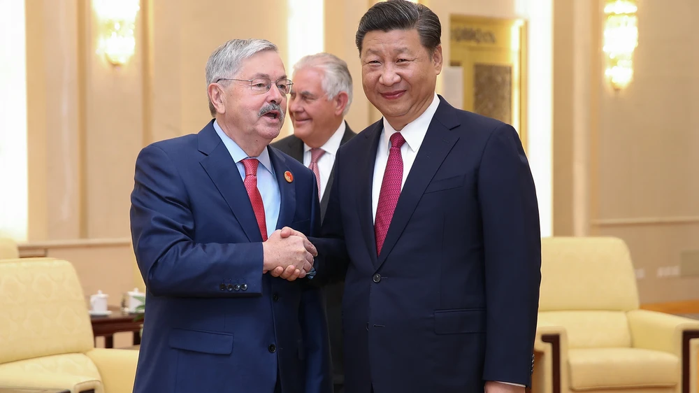 Đại sứ Terry Branstad (trái) và Chủ tịch TQ Tập Cận Bình.