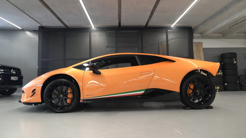  Cảnh sát ở New Zealand đã thu giữ bảy chiếc xe sang trọng cao cấp, bao gồm một chiếc Lamborghini Huracan trong các cuộc đột kích vào sáng sớm ở Auckland liên quan đến một hoạt động rửa tiền. Hình: Twitter