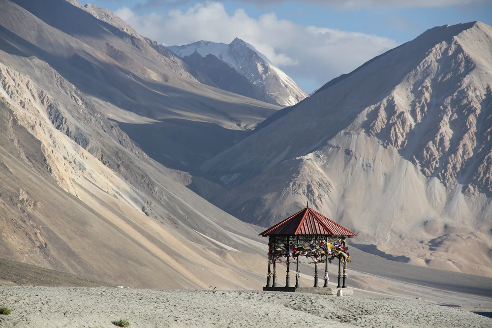 Pangong Tso là một hồ nội lục ở Himalayas nằm ở độ cao khoảng 4.350m. Nó dài 134 km và kéo dài từ Ấn Độ đến Khu tự trị Tây Tạng, Trung Quốc.